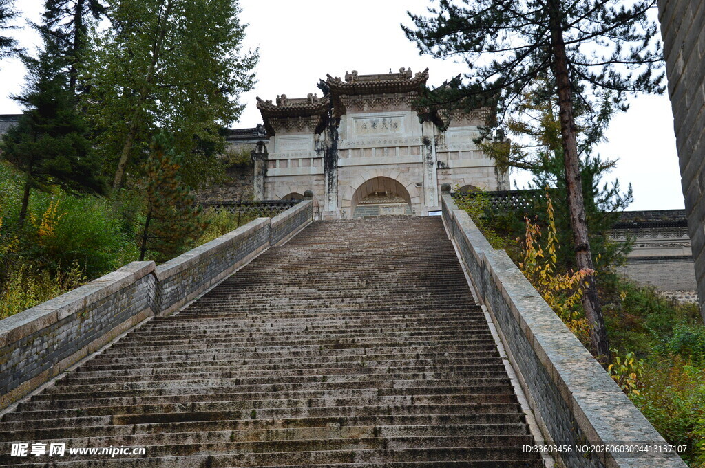 古朴石阶通向山间建筑