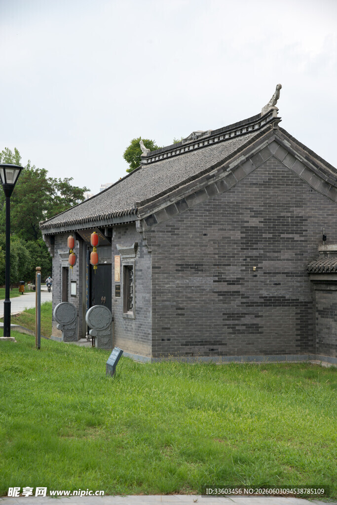 中式灰瓦建筑绿草相伴