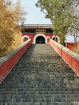 古建红墙石阶景致