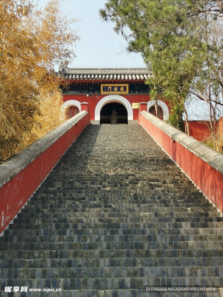 古建红墙石阶景致