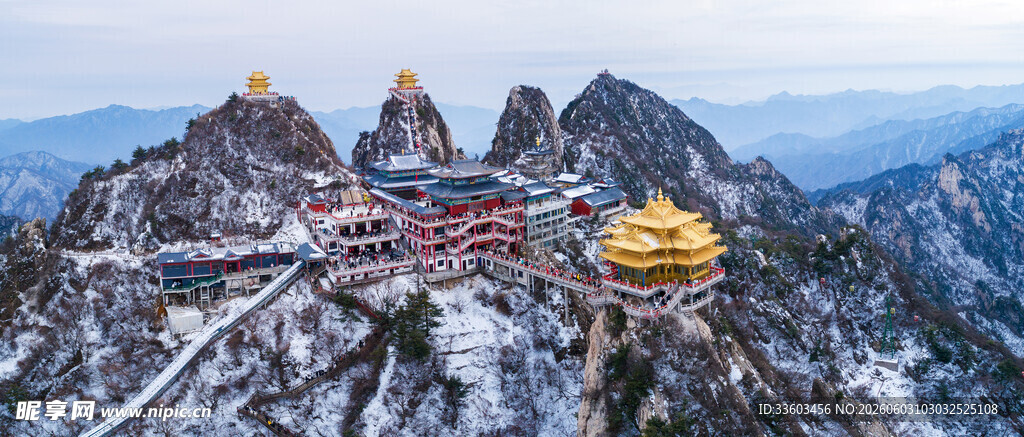 高山之巅的壮丽寺庙景观