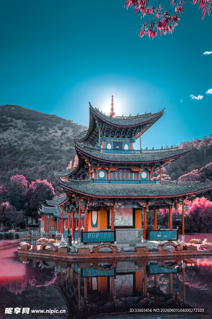 古风楼阁映于山水夜色间