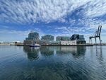 海滨城市风光水面映建筑