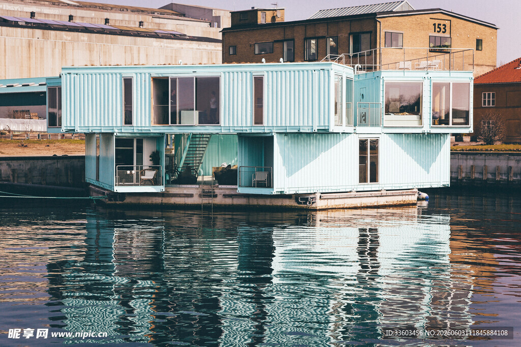 水上漂浮小屋独特景致