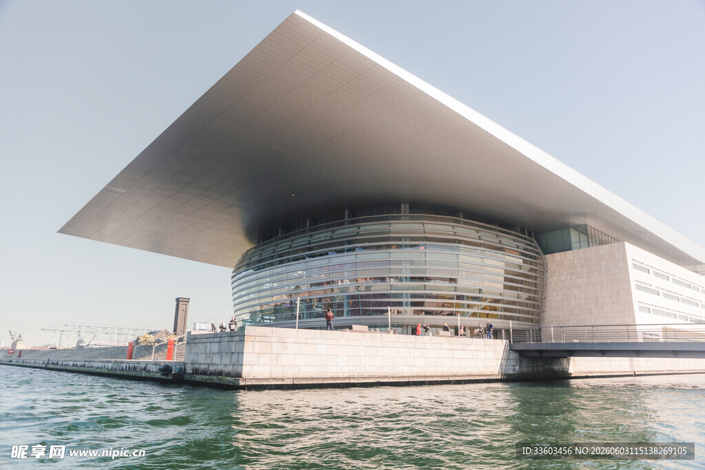 现代临水建筑外观
