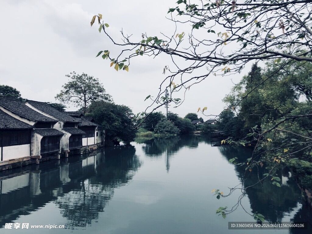 江南水乡静谧河道风景