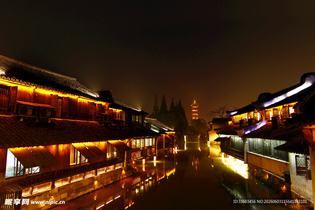古镇夜景灯火璀璨的水乡