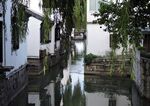 江南水乡静谧小河景致