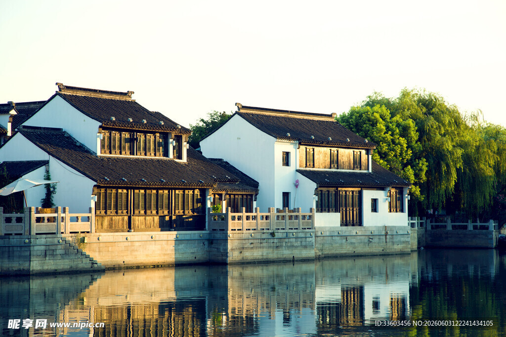 江南水乡古建筑临水而立