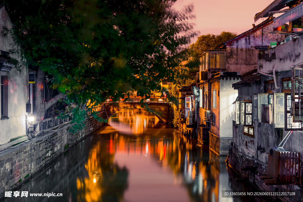 江南水乡夜色中的悠悠河道