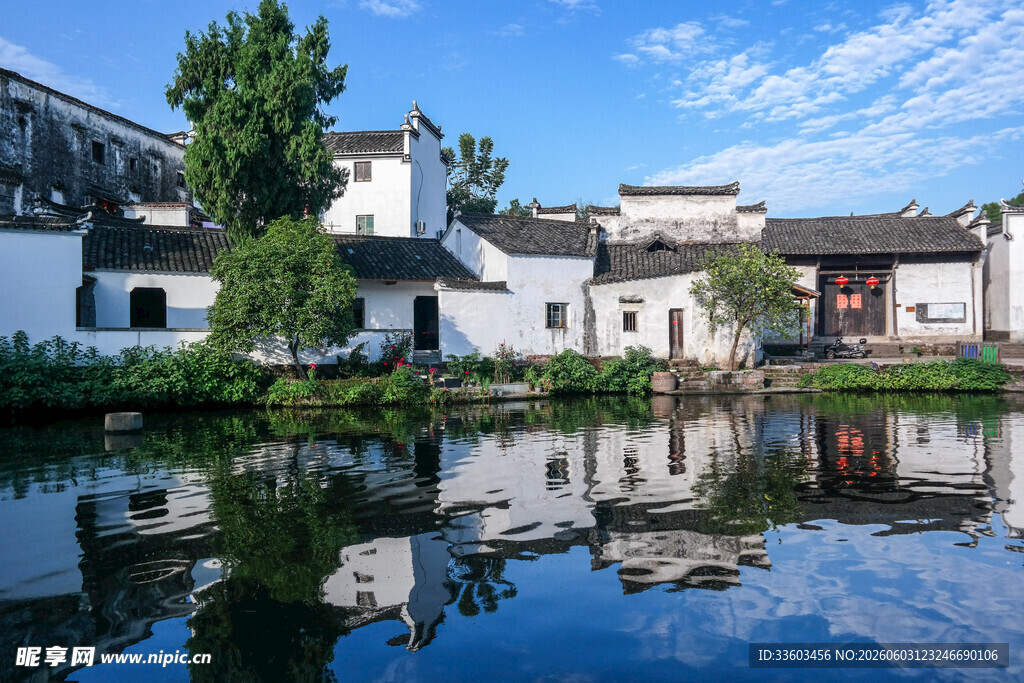 江南水乡古建筑倒影美景