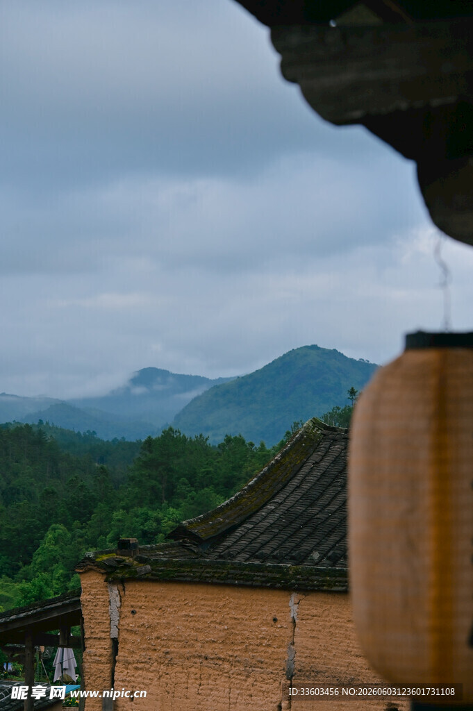 古建屋檐外的山水景致