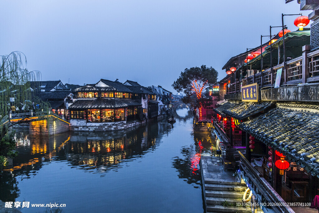 江南水乡夜景灯火映碧波