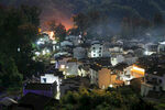 山村夜景灯火与远山相映
