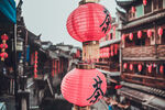 古巷红灯笼尽显中式韵味