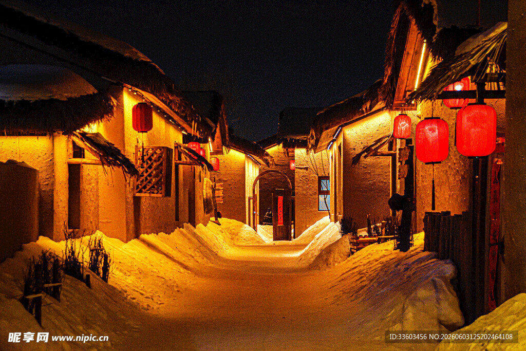 雪夜古巷灯火暖