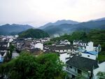 山村景致错落房屋隐于青山间