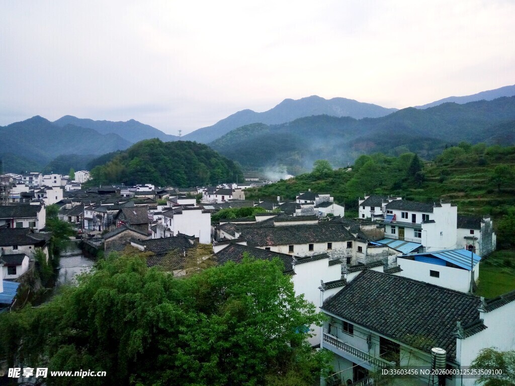 山村景致错落房屋隐于青山间