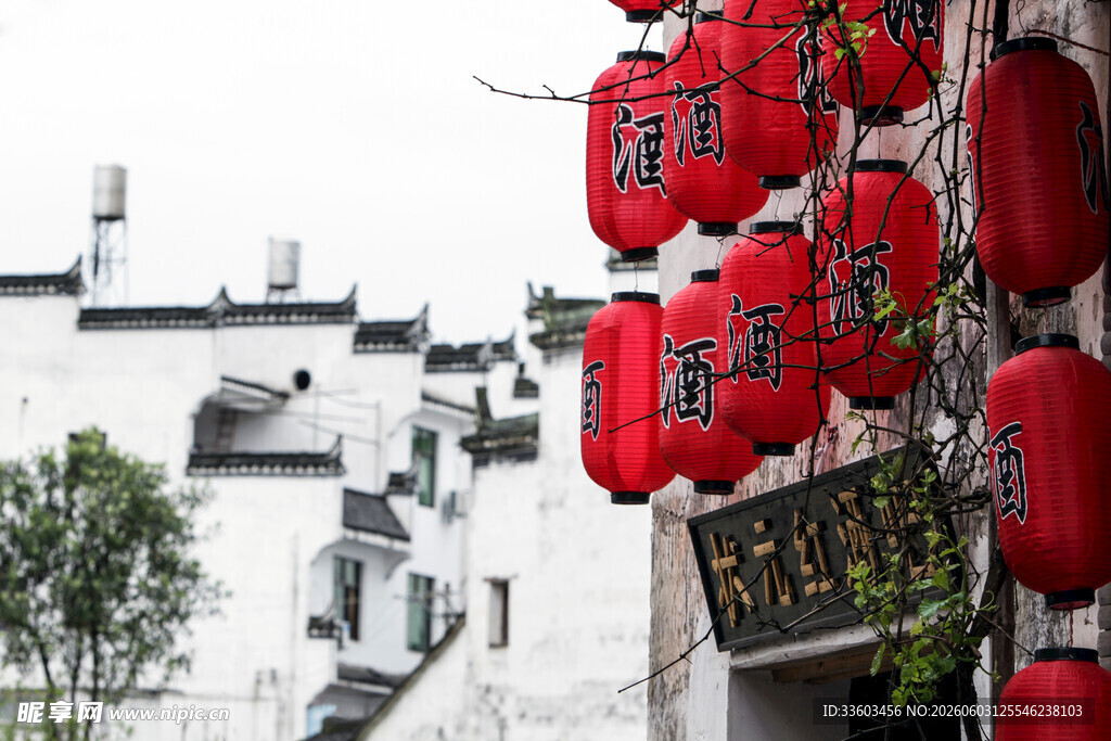 古巷红灯笼装点中式美景