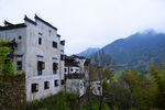 山间徽派建筑静谧美景