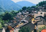 山间古村落俯瞰景致