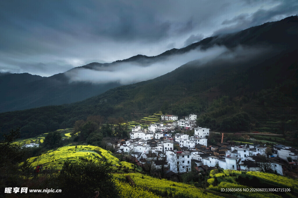 山村夜景云雾缭绕中的宁静