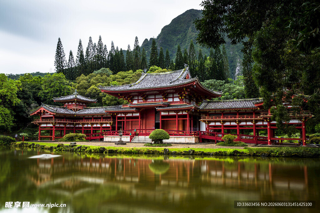 湖畔中式古建山水相映