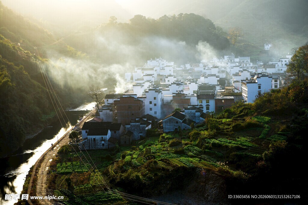 山间雾中白墙村落美景