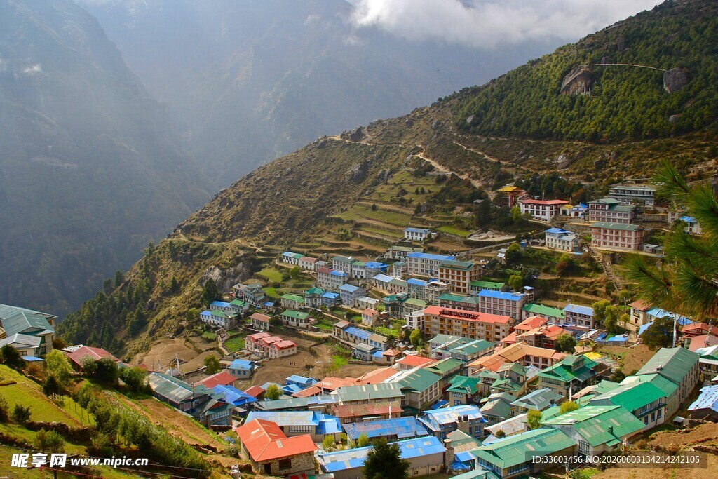 山间多彩村落景观