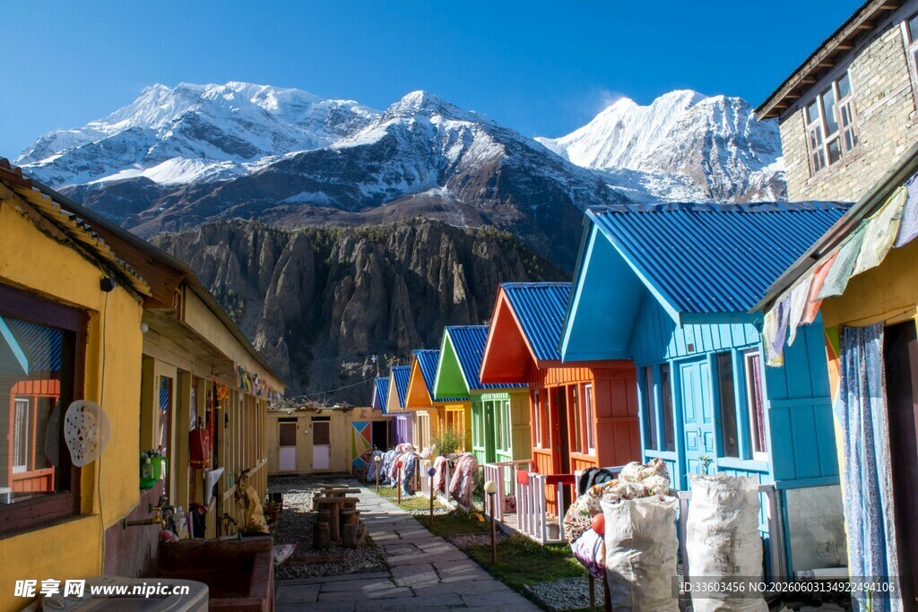彩色小屋旁的壮丽雪山景