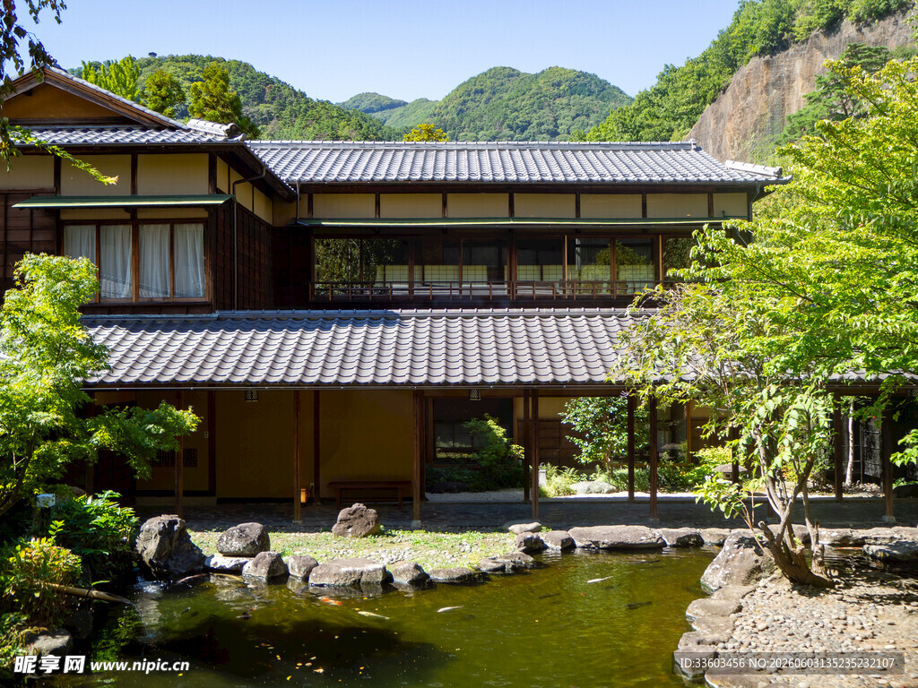 日式庭院中的传统建筑