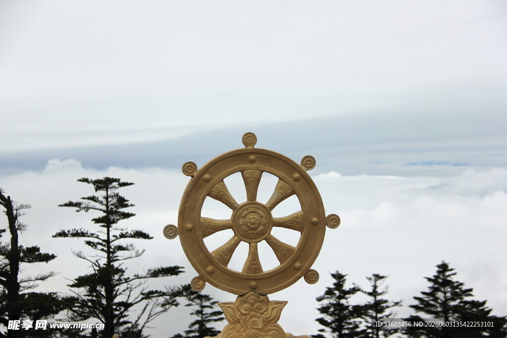 山顶法轮尽显庄严神圣
