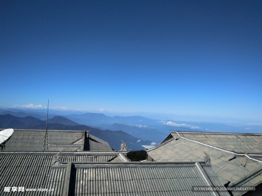 屋顶视角下的蓝天远山