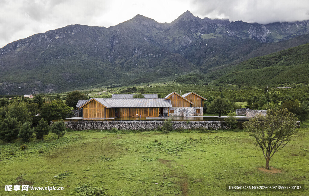 山间小屋绿野环绕美景