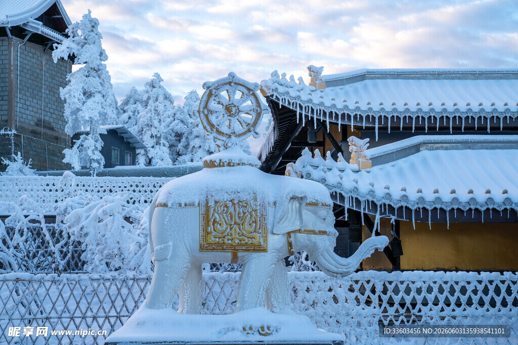 雪覆古建尽显静谧之美