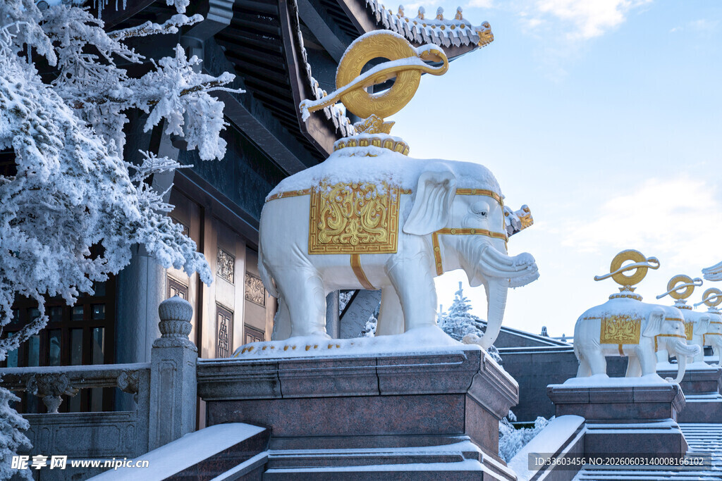 雪中寺庙前的精美大象雕塑
