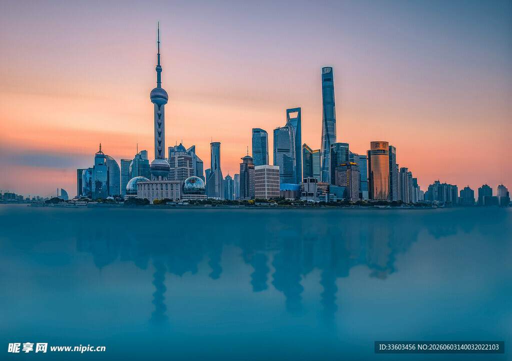 上海城市天际线美丽黄昏景