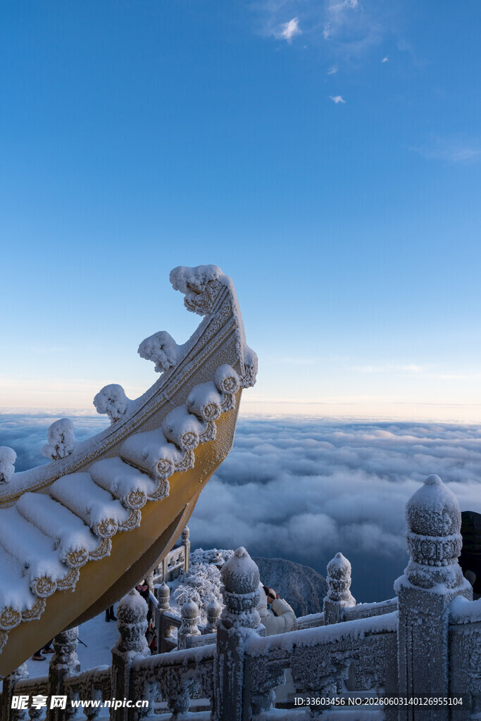 雪覆飞檐观云海壮丽景