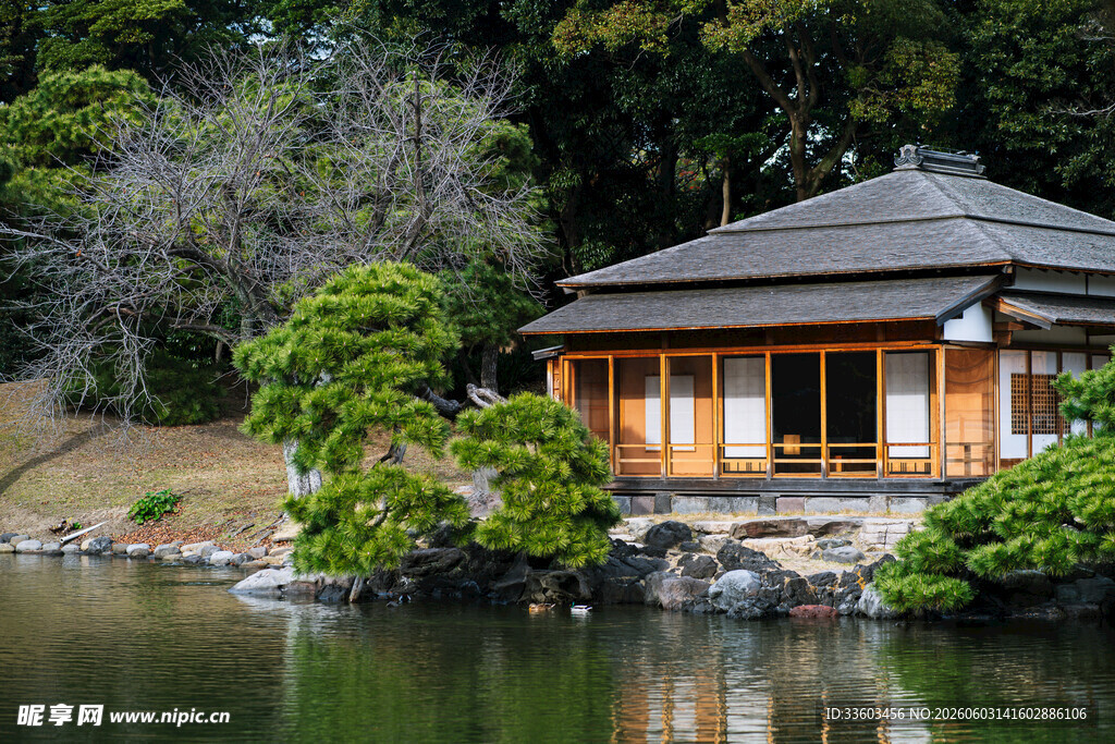 湖畔日式小屋静谧景致