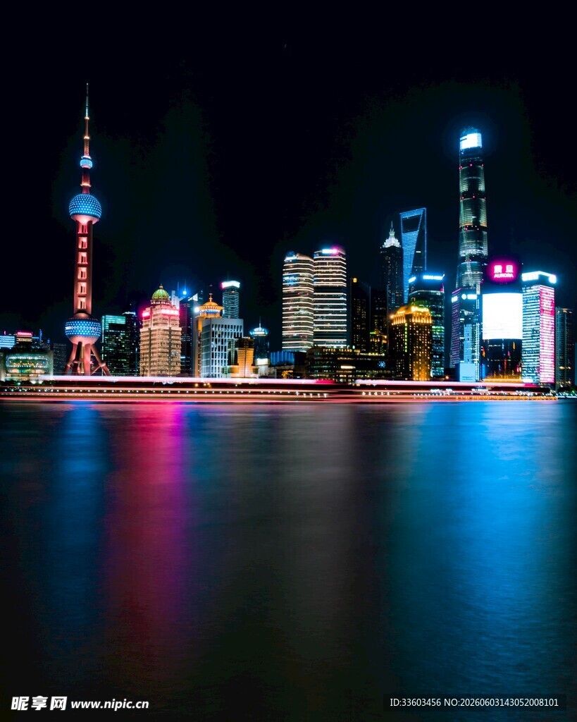城市璀璨夜景水面映霓虹