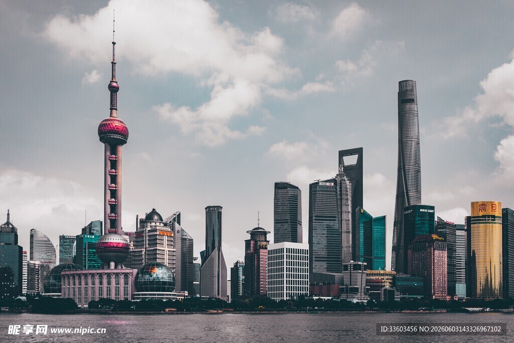 上海外滩繁华城市天际线