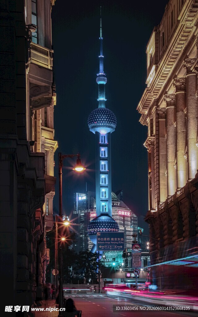 上海夜景中的繁华街道