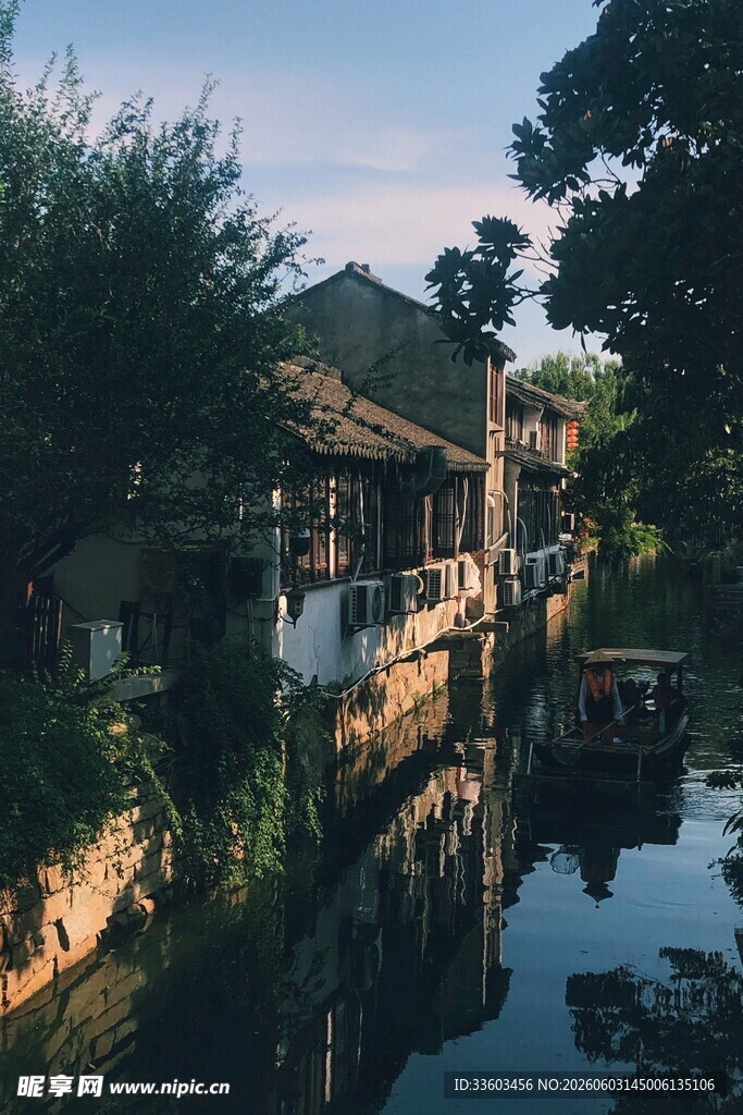 江南水乡静谧的水上景致