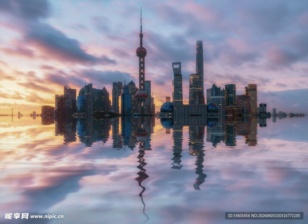 上海城市天际线的梦幻倒影