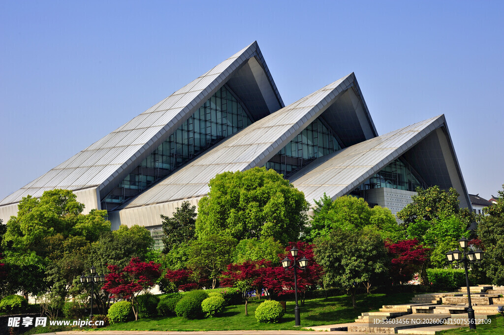 现代三角造型建筑景观