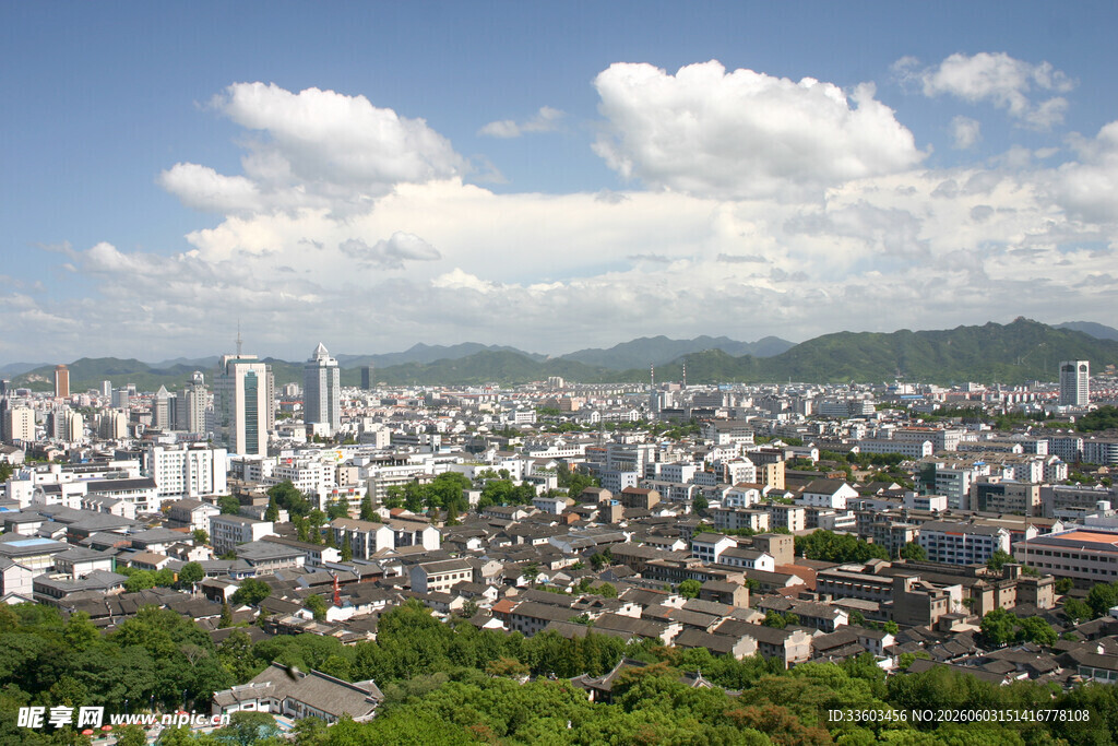 城市全景风光绿意环绕