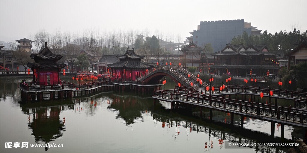 雾中水乡古景
