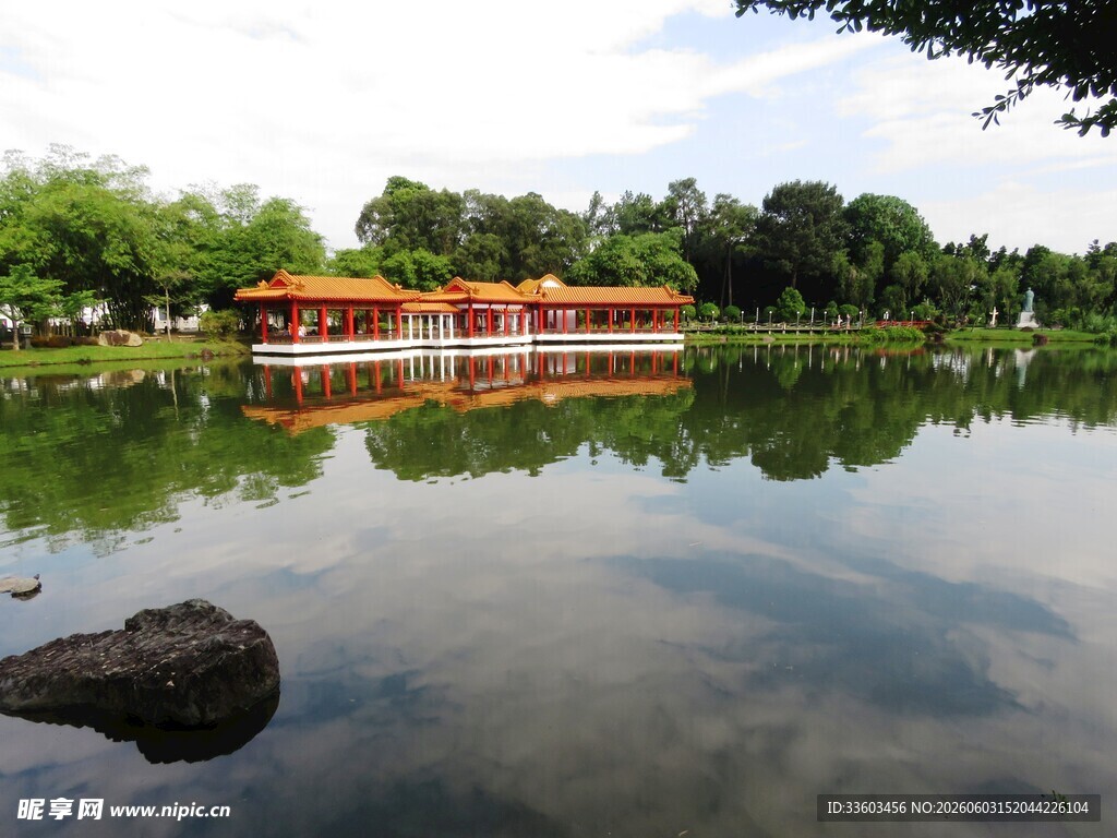 湖畔中式建筑倒影美景