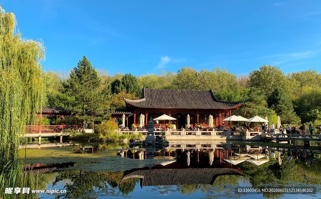 湖畔中式建筑风景如画