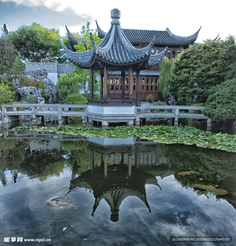 中式古亭映于静谧池水间